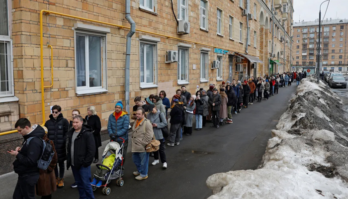 ماسکو کے ایک پولنگ اسٹیشن کے باہر دن بارہ بجے ووٹرز کی قطار لگی ہے— فوٹو: رائٹرز