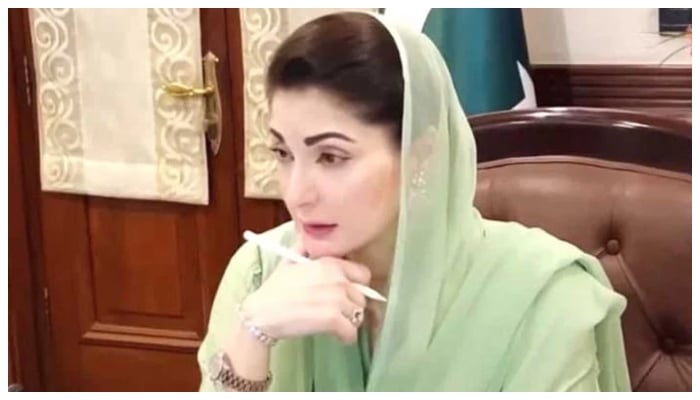 چیف سیکرٹری اور سیکرٹری فنانس نے وزیر اعلیٰ مریم نواز کو بجٹ دستاویز پیش کیں __فوٹو: فائل