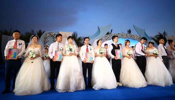 چین میں سال 2023 میں 76 لاکھ 80 ہزار جوڑے رشتہ ازدواج میں بندھے—فوٹو: ای ایف پی