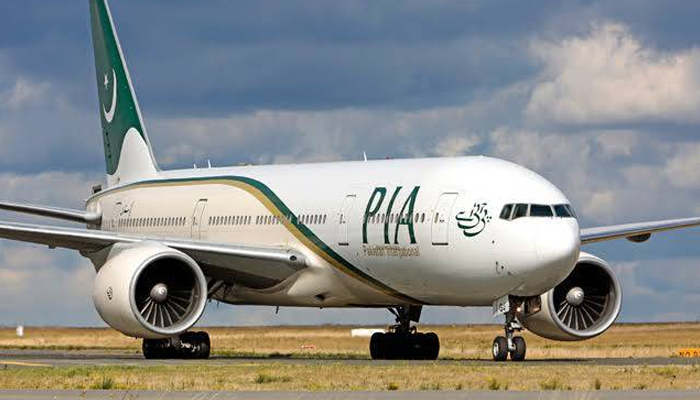فنی خرابی کا شکار بوئنگ 777 طیارے کی بحالی کیلئے متبادل انجن سی 130 طیارے کی خصوصی پرواز سے مسقط بھیجا گیا تھا/ فائل فوٹو