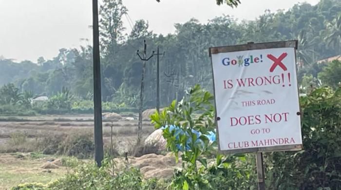 ’گوگل از رانگ‘، بھارتی شہریوں نے مسافروں کی ہدایت کیلئے بورڈ لگادیا