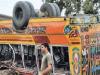 ملتان روڈ پر نجی فیکٹری کی بس الٹنے سے 3 افراد جاں بحق اور 17 خواتین زخمی