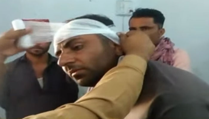 مزاحمت پر ڈاکوؤں نے ٹیچر عبدالرحیم باجکانی اور ان کے والد کو تشدد کا نشانہ بنایا اور فائرنگ کرکے زخمی کردیا— فوٹو: اسکرین گریب