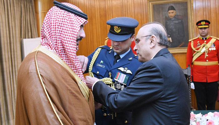 ایوان صدر میں سعودی وزیر دفاع شہزادہ خالد بن سلمان بن عبدالعزیز کو نشان پاکستان سے نوازنے کے لیے تقریب ہوئی— فوٹو: پی آئی ڈی