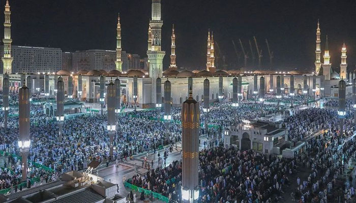 رمضان کے پہلے عشرے کے دوران 7 لاکھ 39ہزار 702 زائرین نے روضہ رسول ﷺپر سلام پیش کیا/ فوٹو اے ایس پی