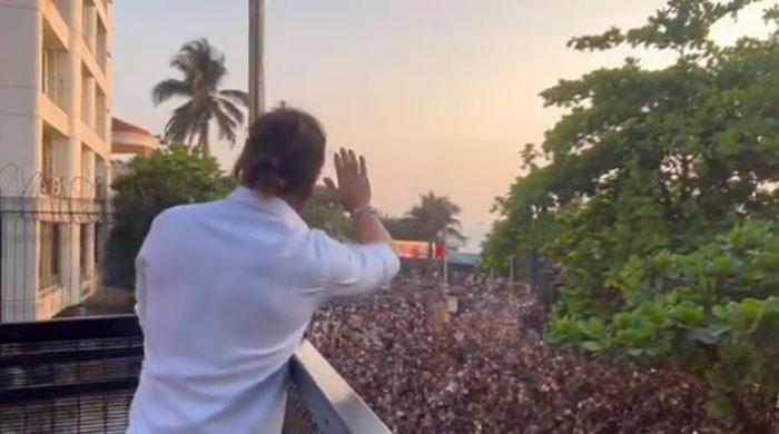 شاہ رخ خان سے عید ملنے ہزاروں مداح ‘منت‘ کے باہر پہنچ گئے