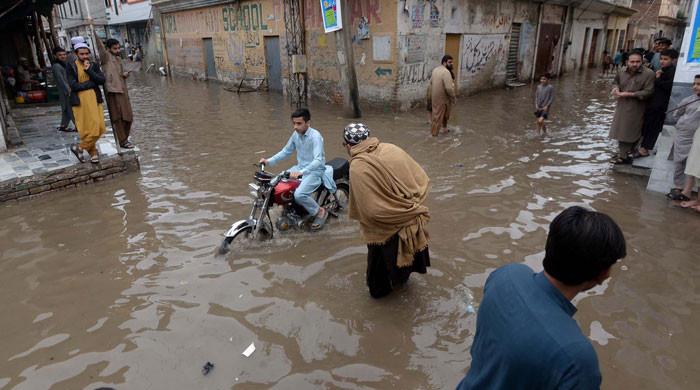 پشاور میں بارشوں کے بعد نشیبی علاقے زیر آب آگئے، بچی برساتی نالے میں ڈوب گئی