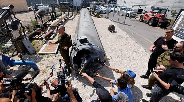 اسرائیل نے ایران کے فائر کیے گئے بیلسٹک میزائل کا حصہ میڈیا کو دکھا دیا