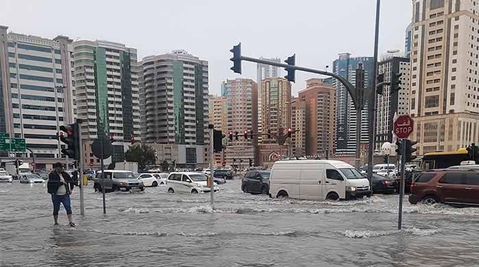 متحدہ عرب امارات میں شدید بارشوں کے باعث ریڈ الرٹ جاری کردیا گیا