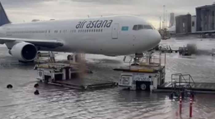 شدید بارشیں: دبئی ائیرپورٹ پر فلائٹ آپریشن معطل، مسافروں کو ائیرپورٹ نہ آنے کی ہدایت