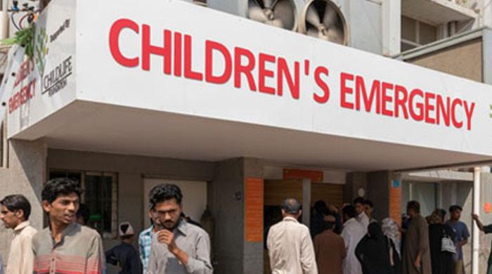کراچی: این آئی سی ایچ میں 2 دن کے دوران بچوں کی بڑی تعداد داخل، بستروں کی قلت 