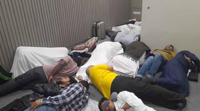خراب موسم: کویت ائیرپورٹ پر 2 دن سے پھنسے پاکستانی شدید مشکلات کا شکار