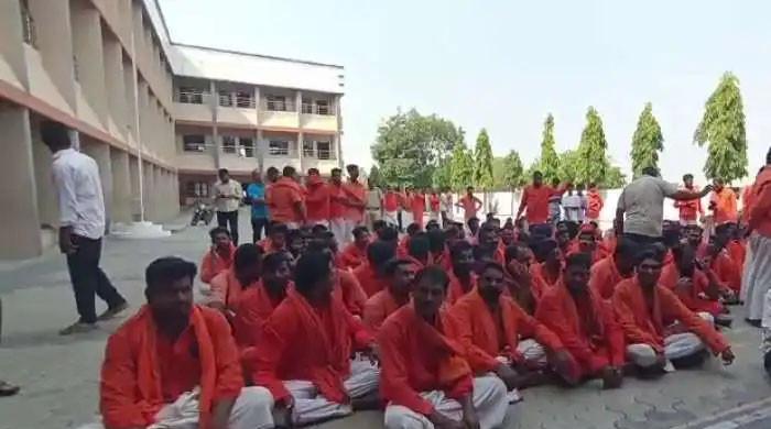 بھارت: زعفرانی کپڑے پہننے پر سوال، انتہا پسند ہندوؤں نے اسکول پر حملہ کردیا