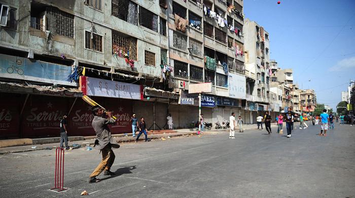 کراچی کی گلیوں میں کھیلی جانیوالی ٹیپ بال کرکٹ کو انگلش کرکٹ بورڈ نے بھی اپنالیا