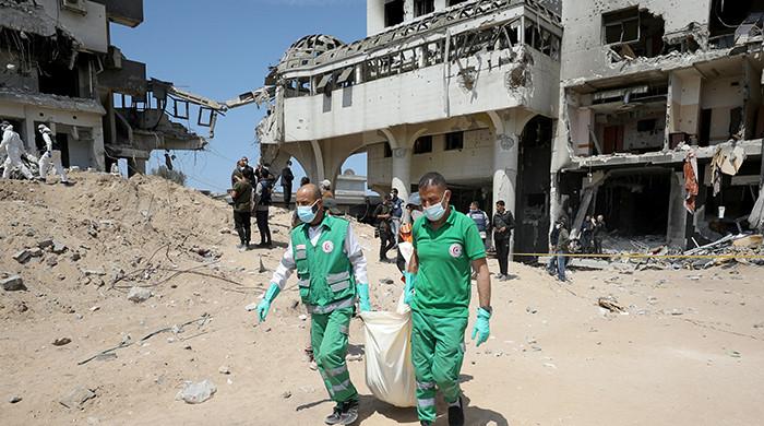غزہ: الشفا اسپتال کے سامنے ایک ہفتے میں دوسری اجتماعی قبر دریافت