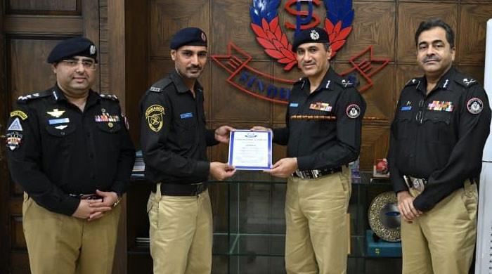 کراچی: دہشتگرد حملہ ناکام بنانے والی پولیس ٹیم کیلئے نقد انعام اور تعریفی اسناد کا اعلان