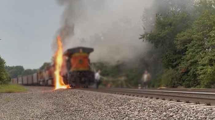 کراچی سے سیالکوٹ جانیوالی علامہ اقبال ایکسپریس کے انجن میں آگ لگ گئی، ٹرین سروس معطل
