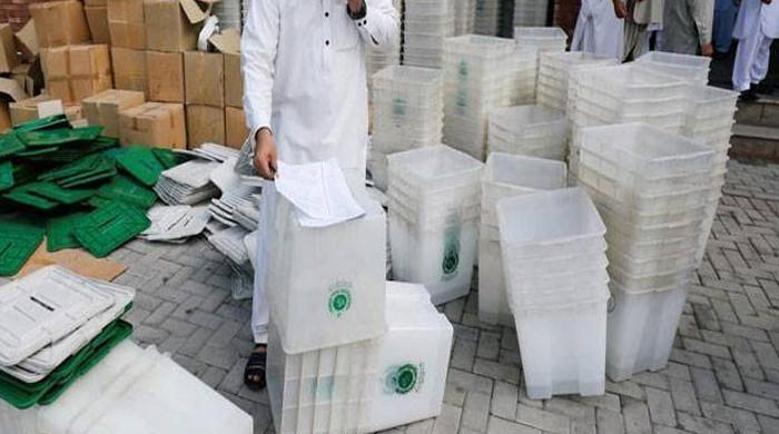 ضمنی انتخابات: لاہور میں پولنگ کے سامان کی ترسیل کیلئے گاڑیاں کم پڑگئیں