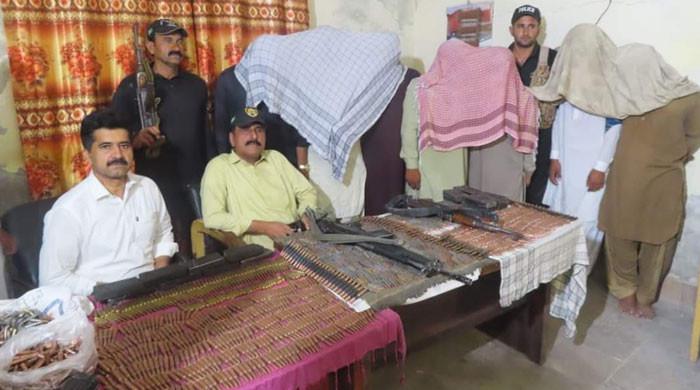 جیکب آباد: اسلحہ اسمگلنگ کیس، مشیر وزیراعلیٰ سندھ کا گاڑی کی ملکیت سے انکار