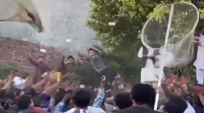 ویڈیو: نارووال میں دلہا  والوں نے موبائل فون، نوٹوں اور دیگر تحائف کی بارش کردی