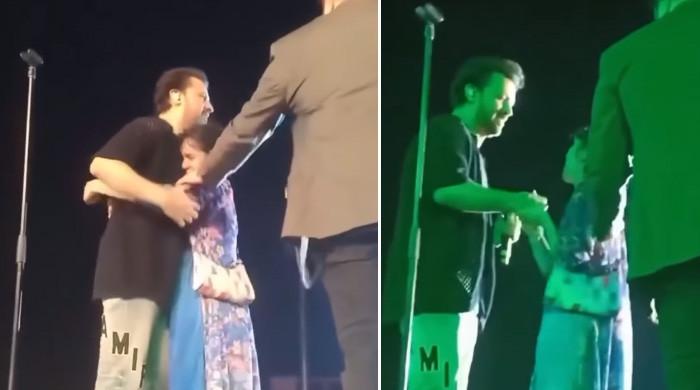 ویڈیو: کانسرٹ کے دوران مداح لڑکی اسٹیج پر پہنچ کر عاطف اسلم سے لپٹ گئی