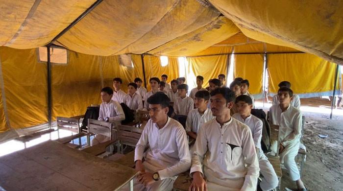 بنیادی سہولتوں سے محروم ضلع خیبرکا سرکاری اسکول جو  شاندار تعلیمی ریکارڈ کا حامل ہے