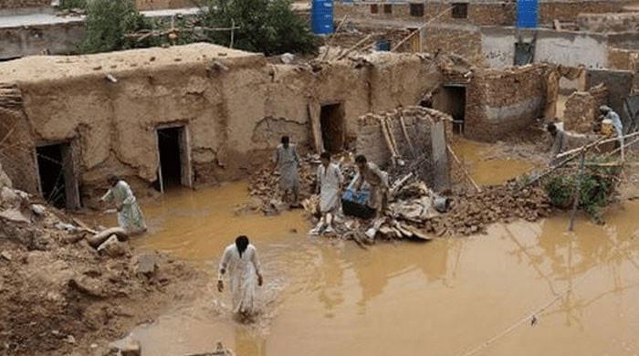 مغربی ہواؤں کے زیر اثر بلوچستان کے علاقے چاغی میں بارش، کئی کچے مکانات گرگئے