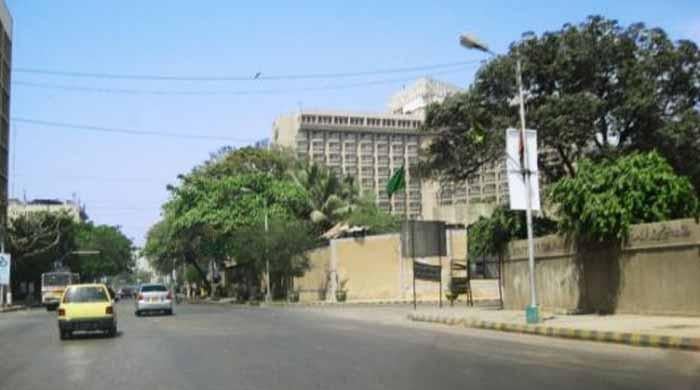 کراچی: سپریم کورٹ کے احکامات پر وزیراعلیٰ ہاؤس کے باہرسڑک سے رکاوٹیں ختم