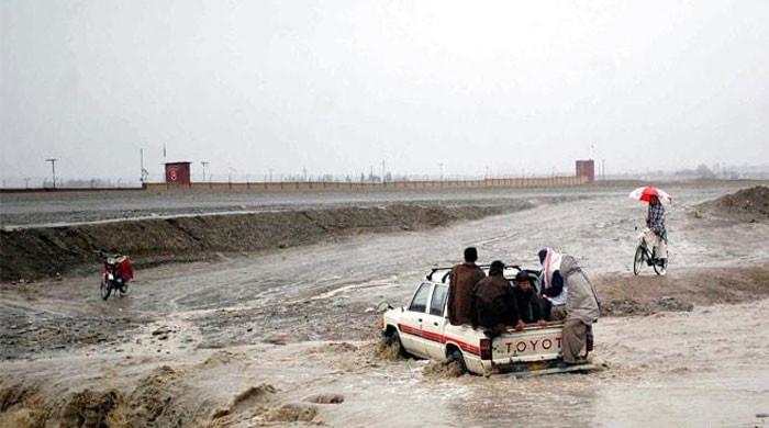 طوفانی بارشیں:کوئٹہ زیارت شاہراہ کئی مقامات پر آبی ریلوں میں بہہ جانے سے سیاح پھنس گئے