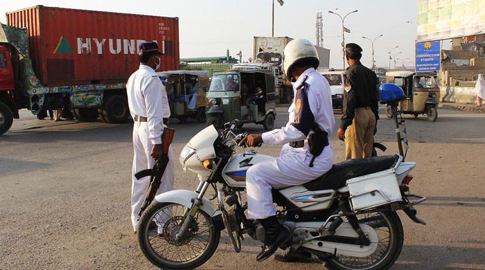 کراچی: غیرقانونی چیکنگ پر ٹریفک پولیس کے 17 افسران اور اہلکار معطل