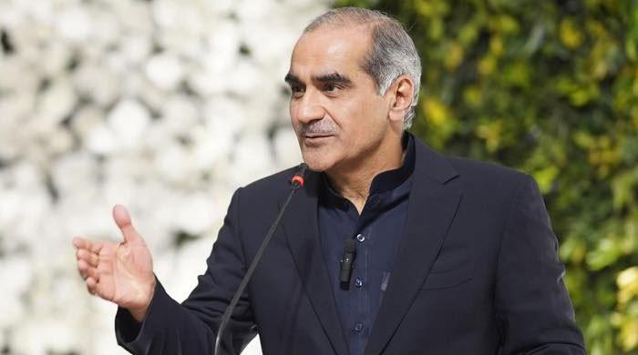 عمران کا وتیرہ ہے ایک ہاتھ گریبان، دوسرا پیروں پر ہوتا ہے: سعد رفیق کا فوج سے مذاکرات کے بیان پر ردعمل