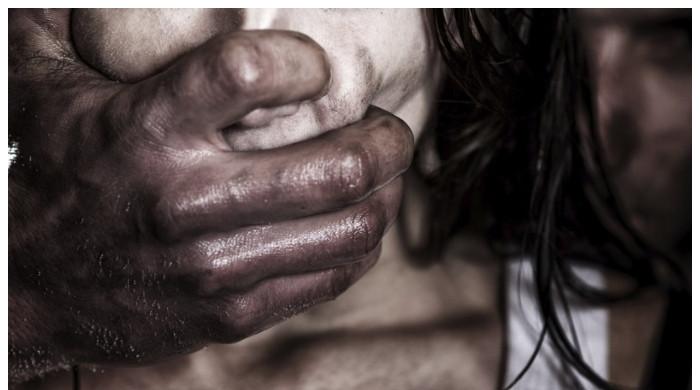برطانیہ: لڑکیوں سے جنسی زیادتی پر 24 ملزمان کو 346 سال قید کی سزا