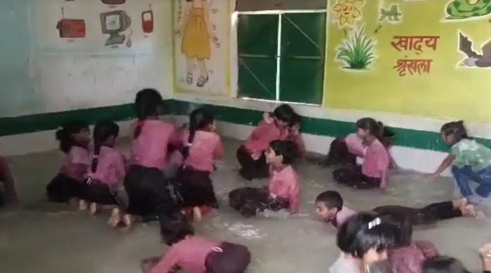 ویڈیو: ہیٹ ویو کے باعث کلاس روم کو سوئمنگ پول میں تبدیل کردیا گیا 