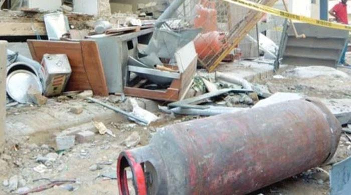 کراچی: دکان میں سلنڈر پھٹنے سے دھماکا، 2 افراد جاں بحق، 8 زخمی
