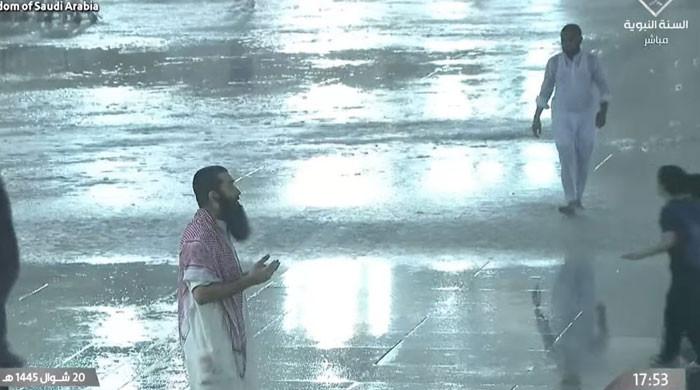 سعودیہ میں بارشیں اور سیلابی صورتحال، مسجد نبوی ﷺ میں نمازیوں کی بارش کے دوران دعائیں