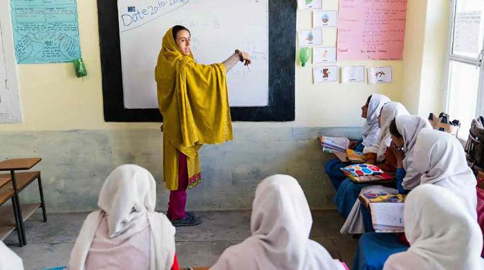  وزیر تعلیم پنجاب نے اساتذہ کی رکی ہوئی تنخواہیں ادا کردیں