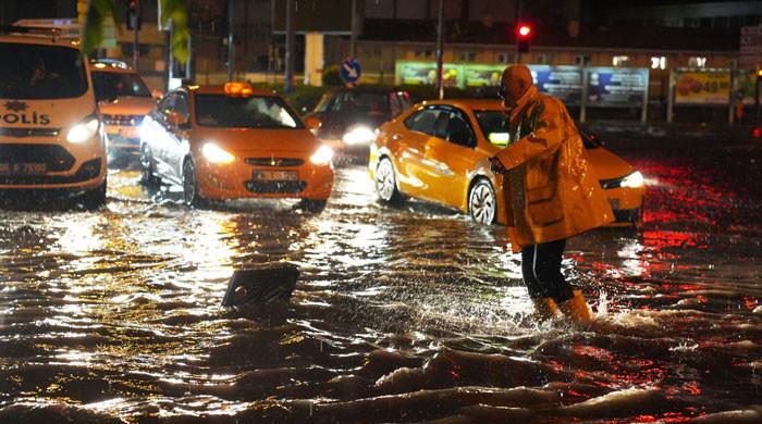 ترکیہ کے دارالحکومت انقرہ میں موسلادھار بارش سے سڑکیں اورگلیاں تالاب بن گئیں