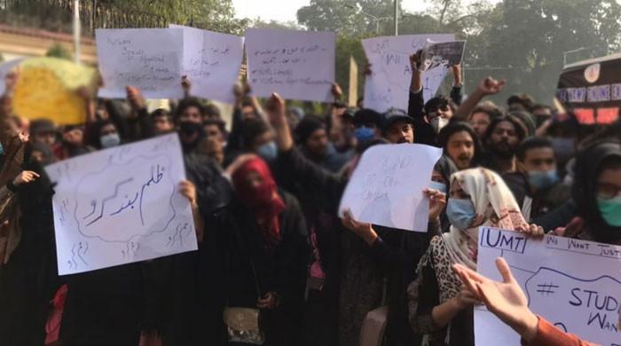 لاہور کے نجی میڈیکل کالج کے طلبہ و طالبات کا جرمانوں اور سختیوں کیخلاف احتجاج