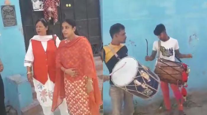 ویڈیو: بھارت میں بیٹی کی طلاق کے بعد باپ بینڈ باجے کے ساتھ اسے گھر واپس لے آیا