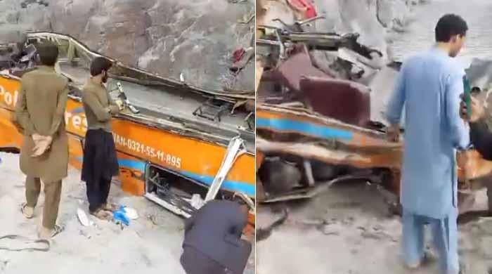 دیامر: مسافر بس کھائی میں گرنے سے 20 افراد جاں بحق، 21 زخمی