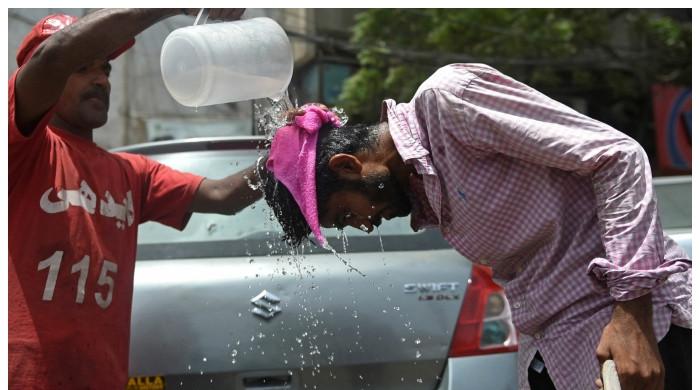 کراچی میں  آئندہ 24 گھنٹوں کے دوران موسم گرم اور مرطوب رہنے کا امکان
