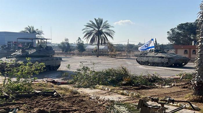 غزہ: اسرائیلی حملوں میں مزید 20 فلسطینی شہید، رفح کراسنگ کا آپریشنل کنٹرول حاصل کرلیا