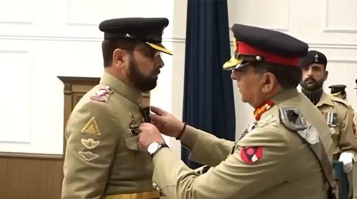 پاک فوج کی لاہور اور پشاورکورز میں افسروں اور جوانوں کو اعزازات دینےکی تقریب