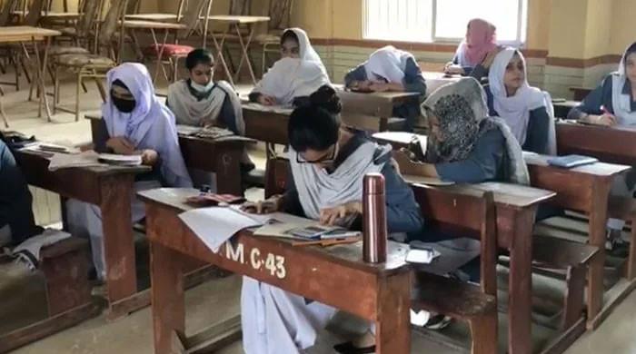 کراچی میں میٹرک امتحانات کے دوران امتحانی مراکز میں بجلی غائب، طلبا کا براحال