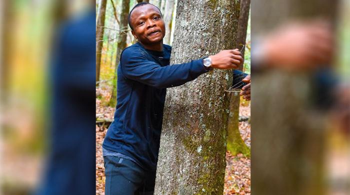 ویڈیو: افریقی شہری نے ایک گھنٹے میں ہزار سے زائد درختوں کو گلے لگا کر ریکارڈ بنادیا