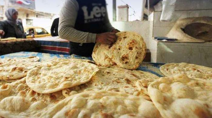 کراچی میں شہریوں کو سرکاری نرخ 12 روپےکی روٹی اور17 روپےکے نان کی تلاش