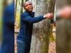 ویڈیو: افریقی شہری نے ایک گھنٹے میں ہزار سے زائد درختوں کو گلے لگا کر ریکارڈ بنادیا
