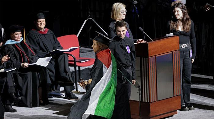 غزہ کے حق میں امریکی طلبہ کا احتجاج، گریجویشن تقریب میں فلسطینی رومال پہن کر آگئے