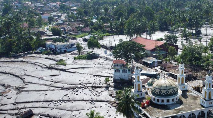 انڈونیشیا میں سیلاب اور ٹھنڈے لاوے نے تباہی مچا دی، 41  افراد ہلاک