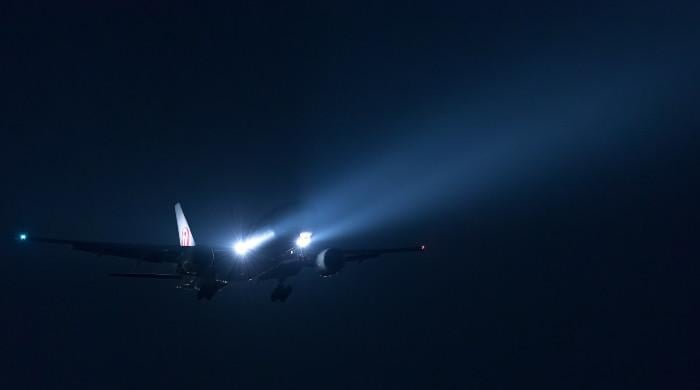 تاریکی میں پرواز کے دوران طیاروں کی لائٹس جلتی بجھتی کیوں ہیں؟